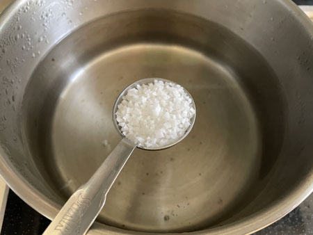 방풍나물 무침 데치기 - 굵은소금