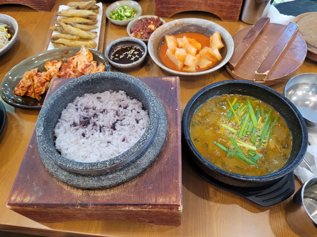 돌솥밥과 추어탕 한상 차림