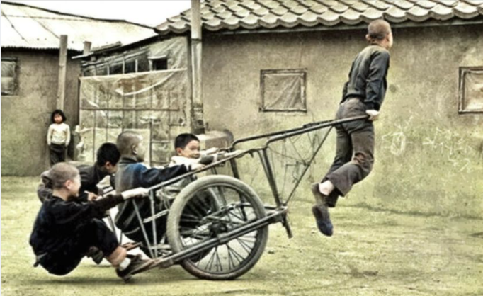 리어카를 타고 놀던 옛날 아이들의 모습