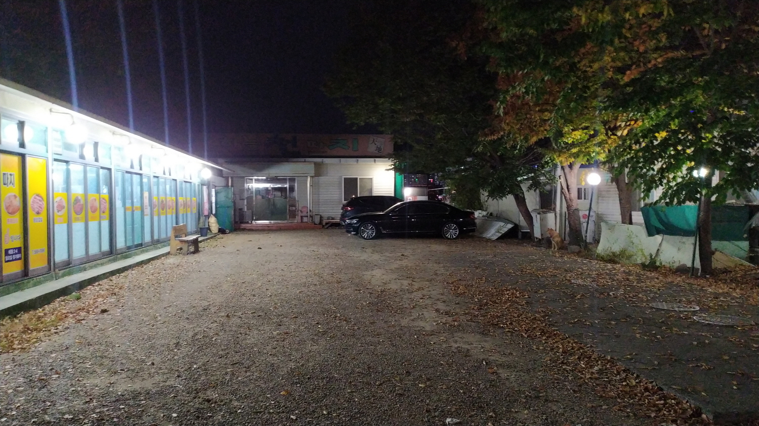 하늘천따지 생오리숯불구이집 주차장