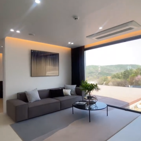 거실에 통유리로 되어 있어 전망이 매우 좋다.