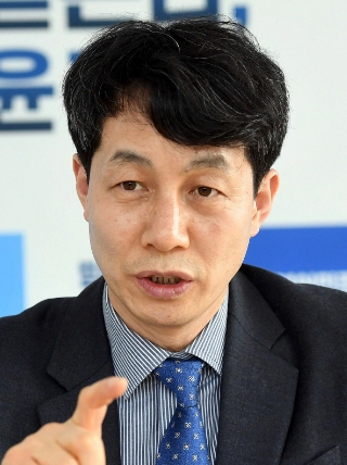 윤건영 국회의원 프로필 나이 고향 학력 재산 페이스북