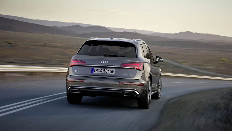 아우디 Q5 TFSI e 이미지