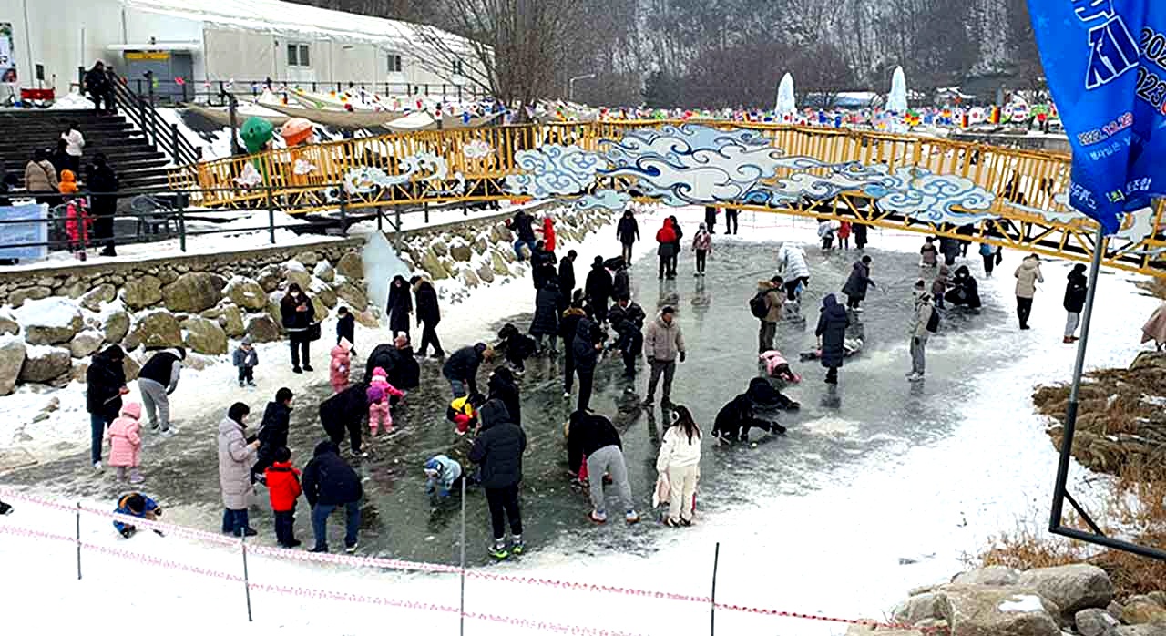 얼음 위에서 빙어 낚시를 즐기는 아이와 부모의 모습. [ⓒ포천시청 홈페이지]