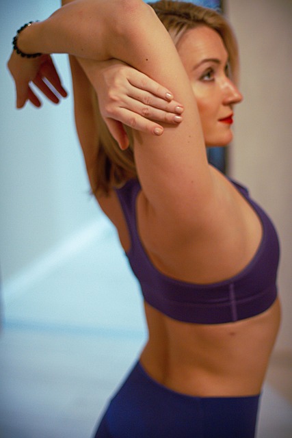 어깨결림 스트레칭 루틴, 단 5분으로 쌓인 피로를 완벽히 푸는 방법