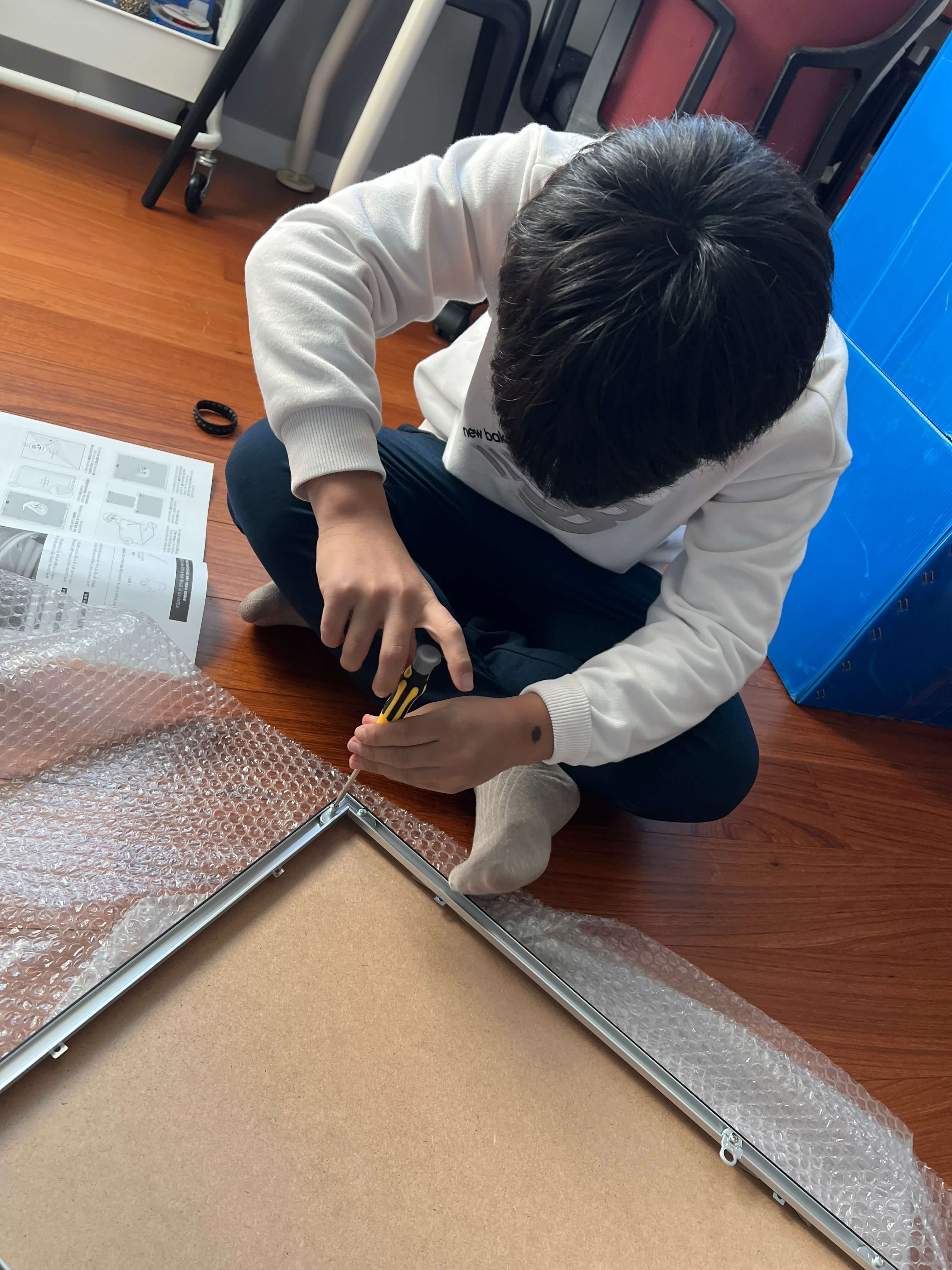 퍼즐을 액자에 넣는 중