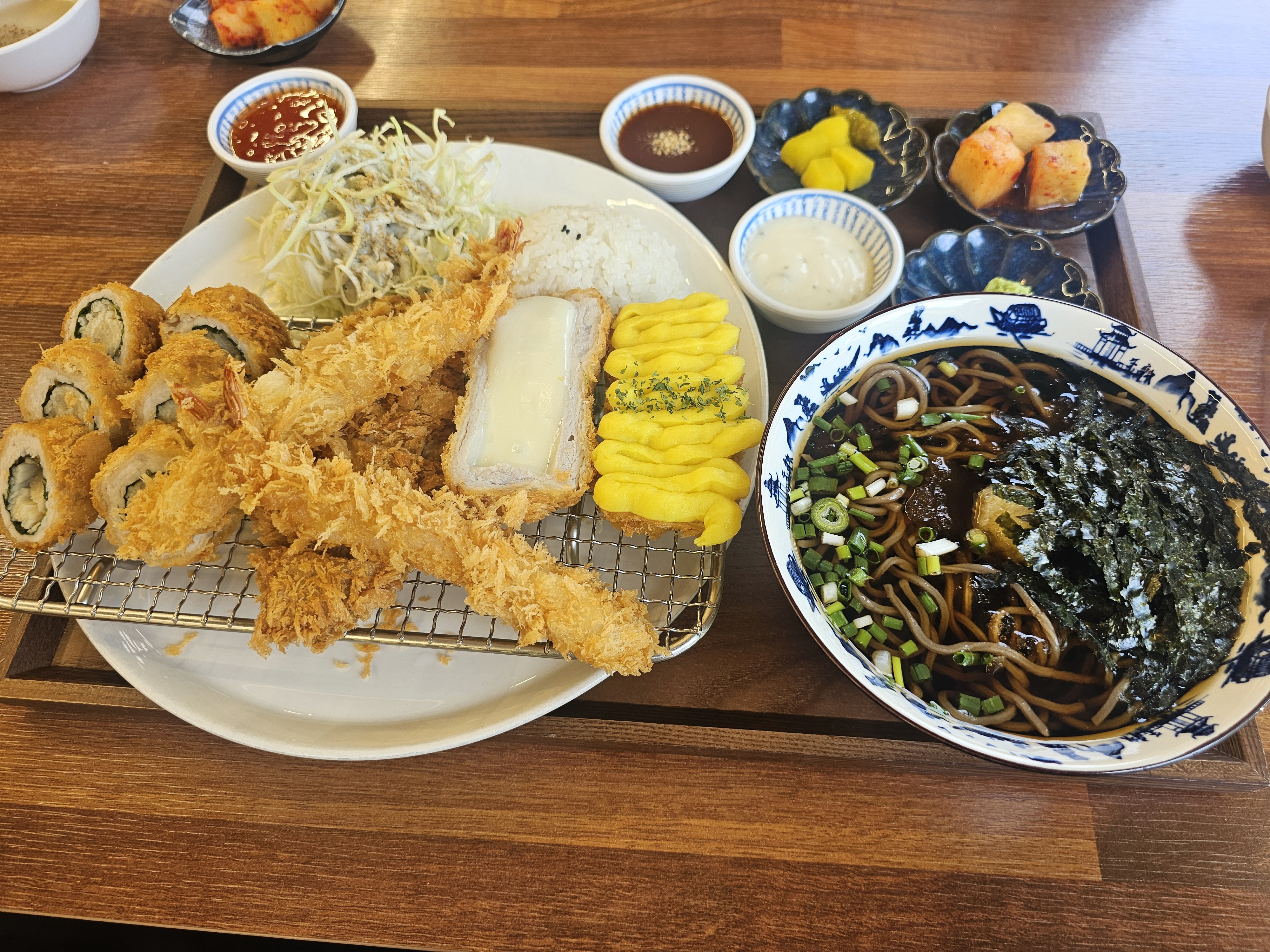 바르원밀면돈까스 모듬돈까스 정식 한 상