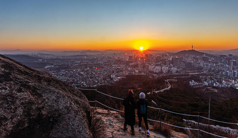 인왕산 성곽길에서 바라본 서울 도심 일출과 롯데타워