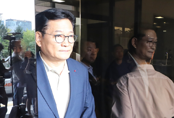 송영길 전 더불어민주당 대표가 지난 7월 25일 오전 서울 서초구 서울중앙지방검찰청에서 윤석열 대통령 공직선거법 위반 및 혐의 고발과 관련해 고발장 접수를 마치고 나오고 있다. [사진=뉴시스]