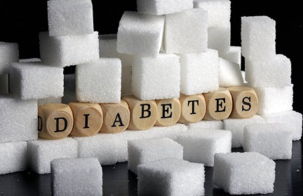 산더미처럼 쌓인 각설탕과 당뇨병 문자.