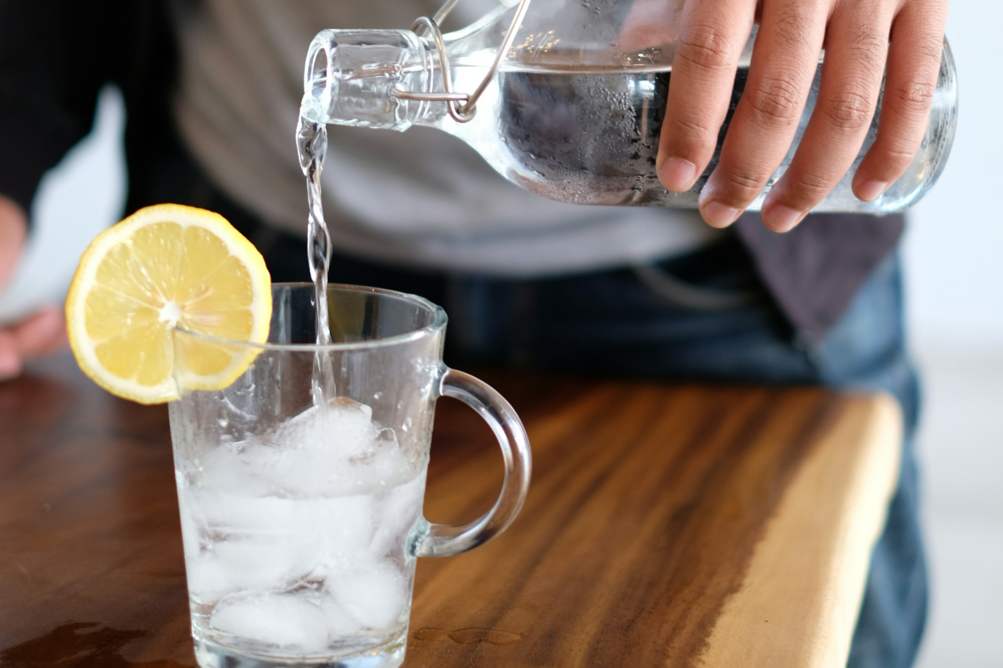 물을 컵에 따르는 모습