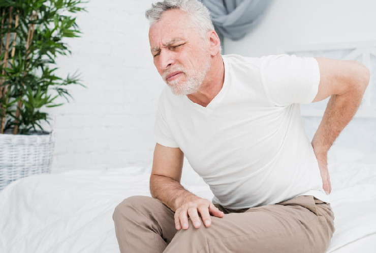 통증을 느끼는 노인