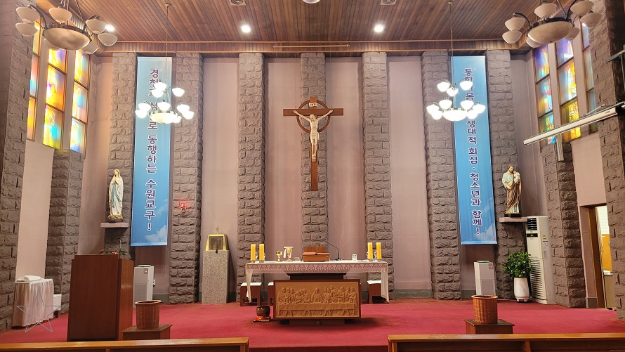 화성 남양성당 성전 안 제대, 제단, 십자고상, 감실 사진입니다.
