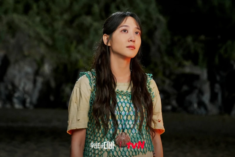 무인도에서 허름한 옷을 입고 긴 머리를 하고 있는 무인도의 디바 서목하 캐릭터