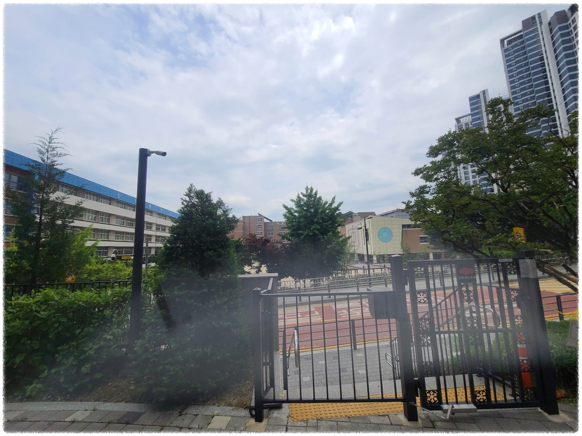 e편한세상-강동에코포레에서-초등학교-중학교로-가는-쪽문