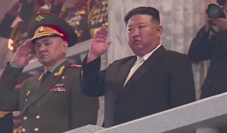 경례하는 김정은