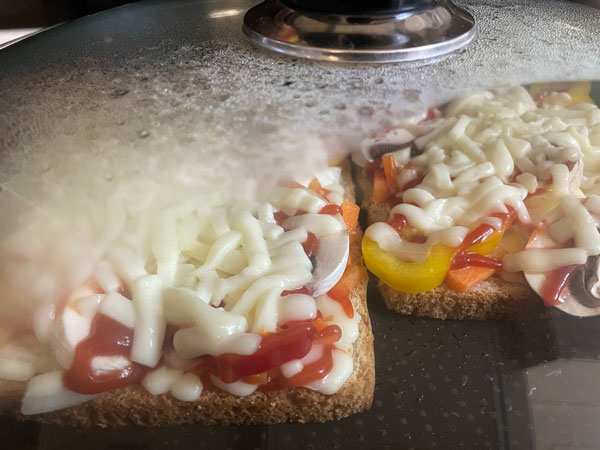 토스트 맛있게 만드는 법 - 프라이팬 뚜껑 덮고 중약불에서 13분