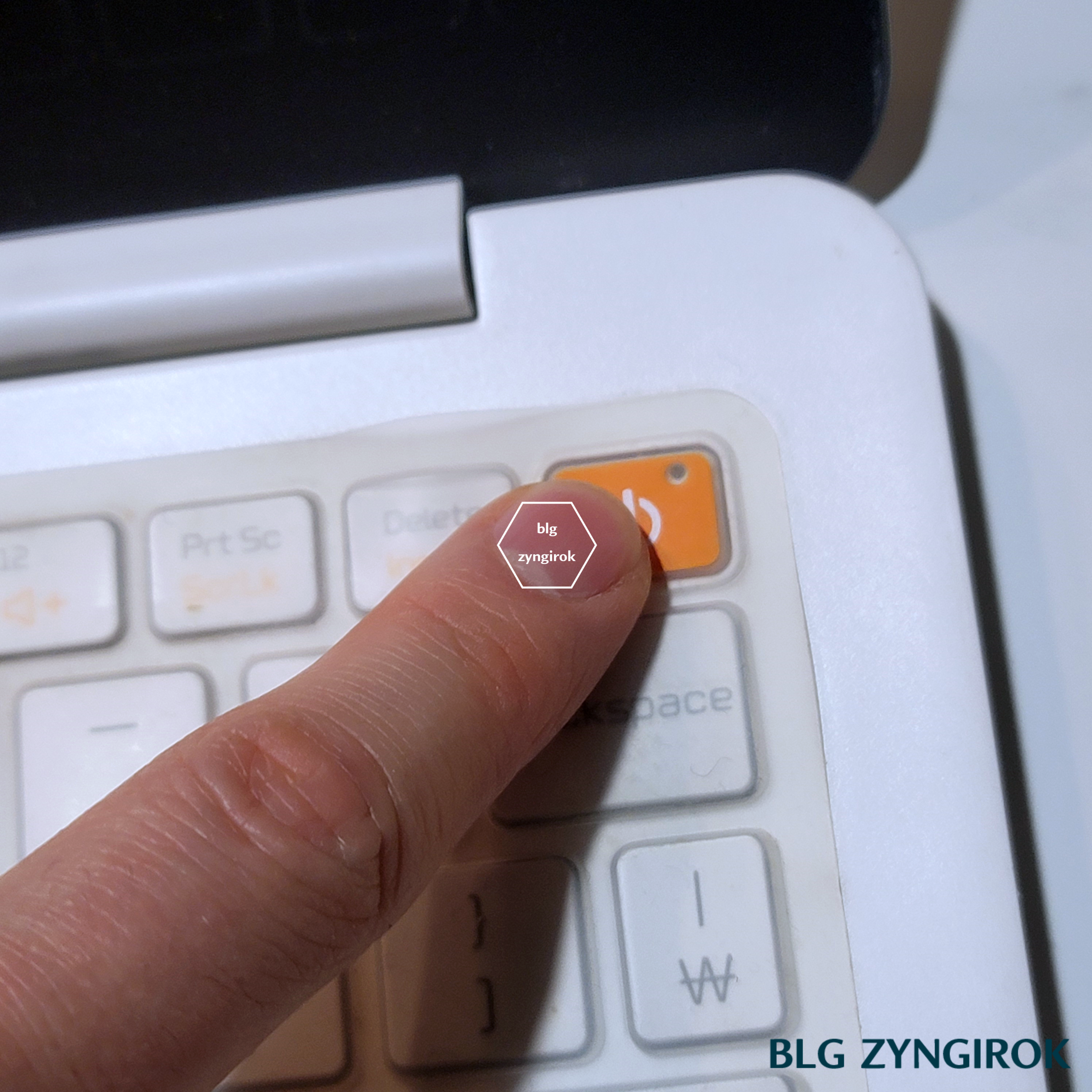 엘지-그램-노트북의-전원-버튼을-누른다