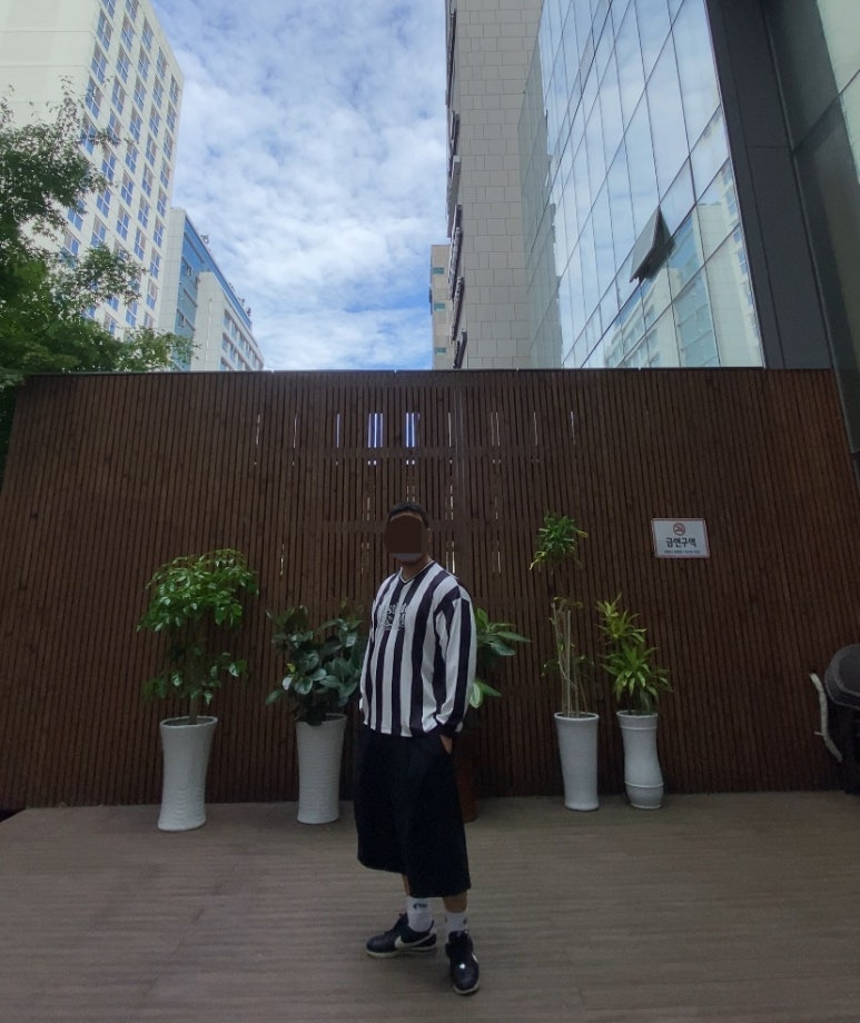 데일리룩('25. 9. 23.)필루미네이트 스트라이프 티셔츠 지브라 유벤투스 델피에로 지단 유니폼, 무신사스탠다드 와이드 버뮤다팬츠, 나이키 베이직 삭스, 나이키 코르테즈 블랙