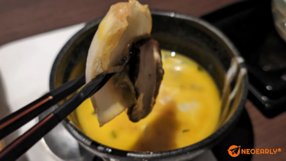 달걀에 찍어 먹어줍니다.