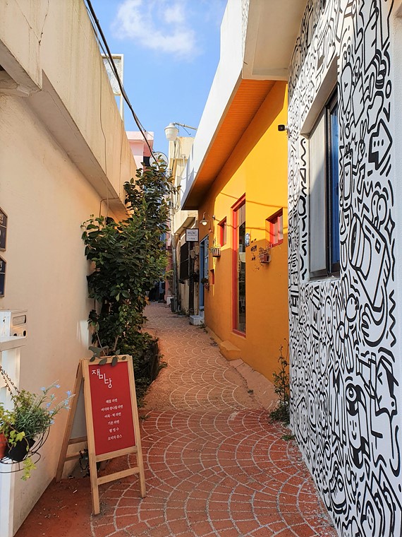 카페골목-시작점-알록달록한-골목