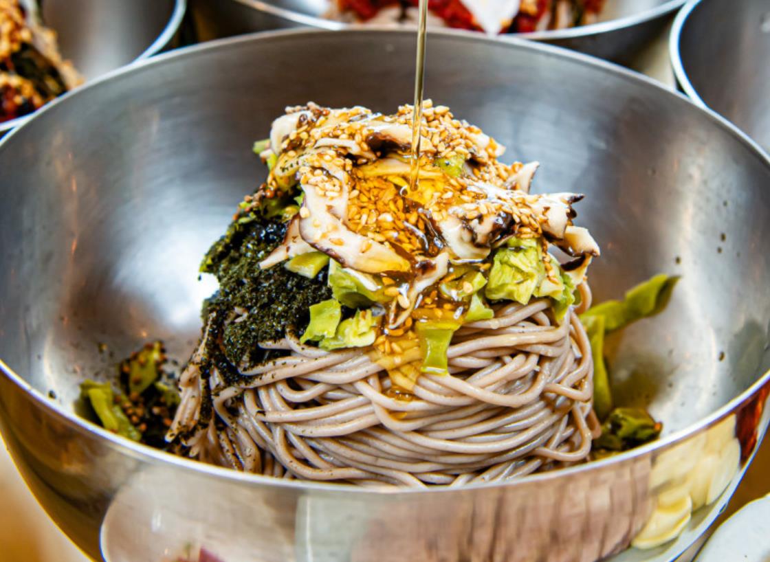 들기름을 붓고 있는 생생정보 들기름막국수