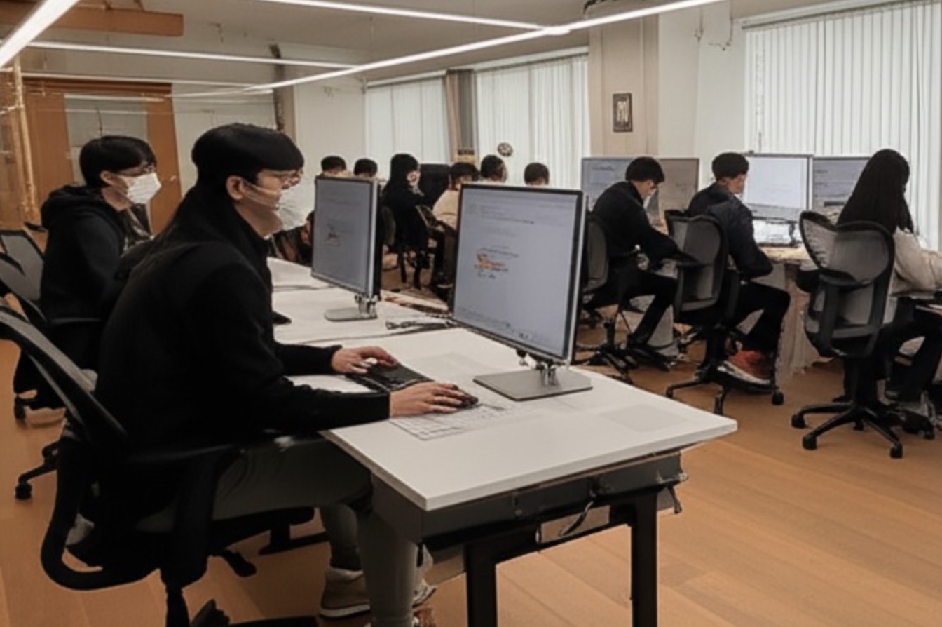 사무실에서 사람들이 일하고 있다.