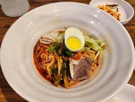 곰터먹촌김치말이비빔국수