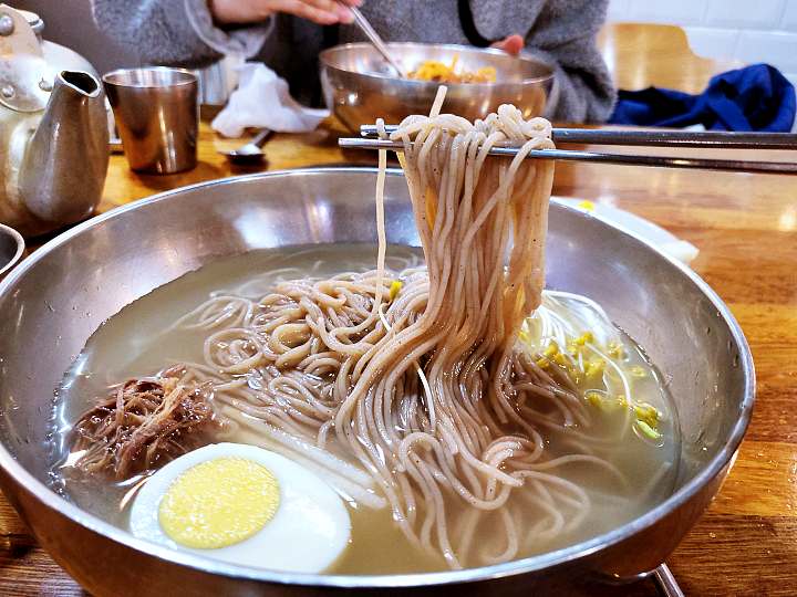 백반기행 박은영 편 동치미 막국수 메밀 칼국수 새우 교자 만두 직화 불고기 관악 신림 맛집 소개