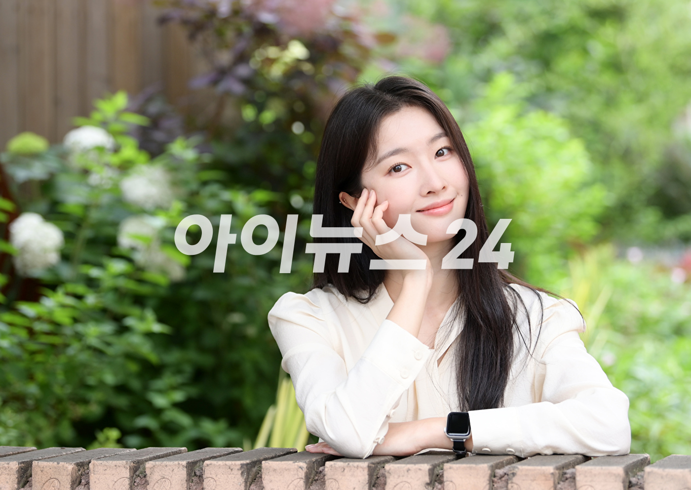 JTBC 수목드라마 &#39;나쁜엄마&#39;에서 &#39;오하영&#39; 역으로 활약한 배우 홍비라가 8일 서울 마포구 상수동에서 진행된 조이뉴스24와의 인터뷰에 앞서 포즈를 취하고 있다. [사진=정소희 기자]