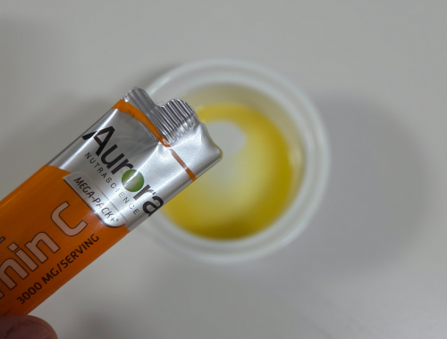 50대 직접 복용 오로라 리포조말 비타민C 액상 따르는 모습 연한 노란색