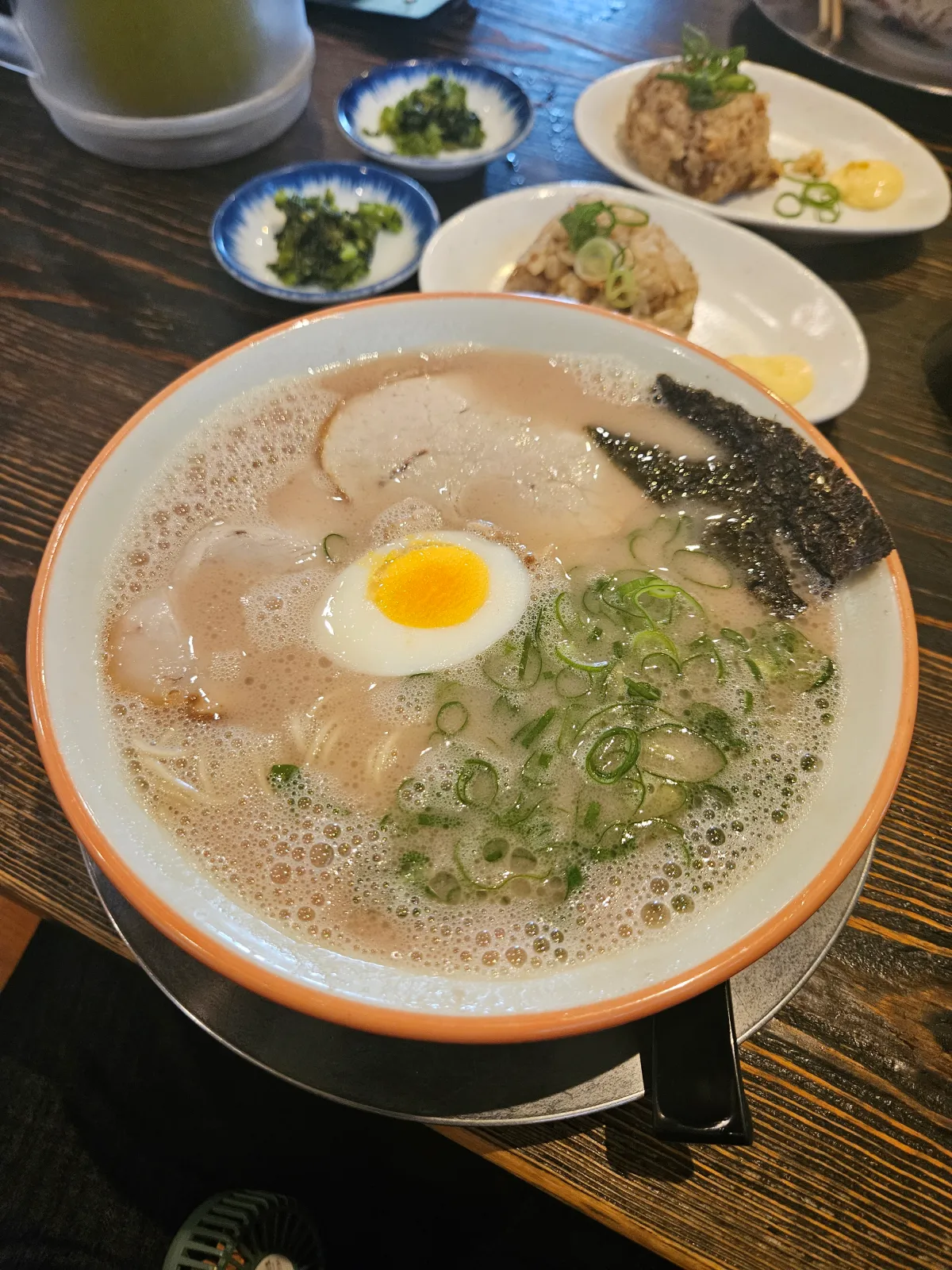 먹음직스러운-돈코츠-라멘