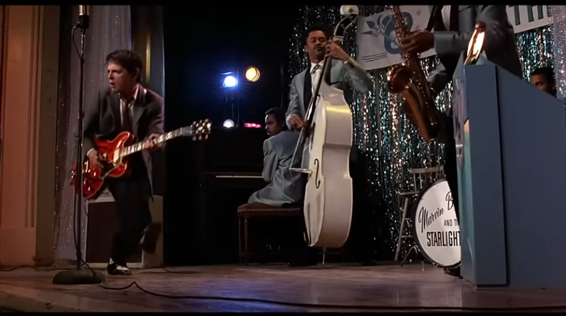 과거로간 마티가 공연하는 장면