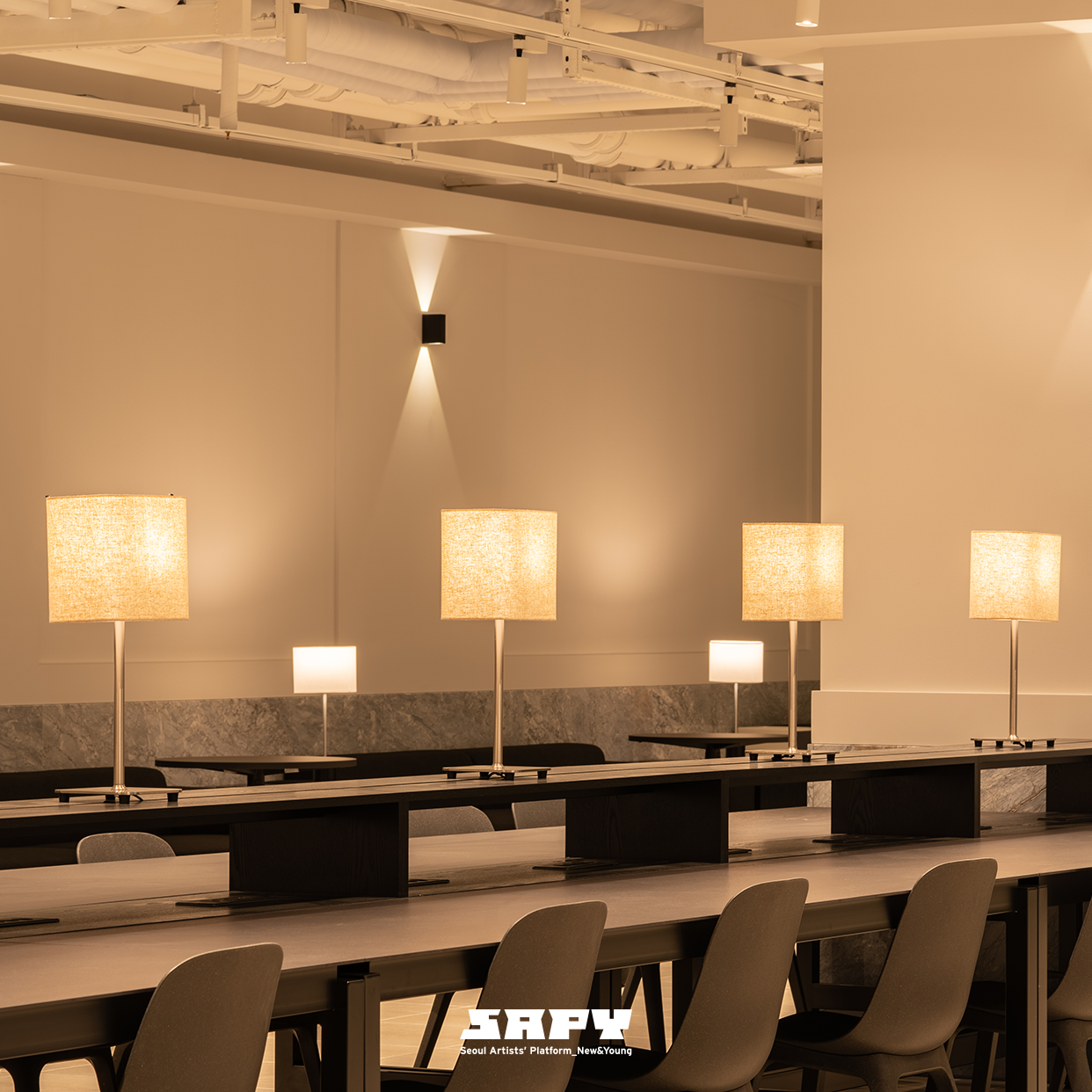 세련된 조명이 인상적인 청년예술청 라운지 내부