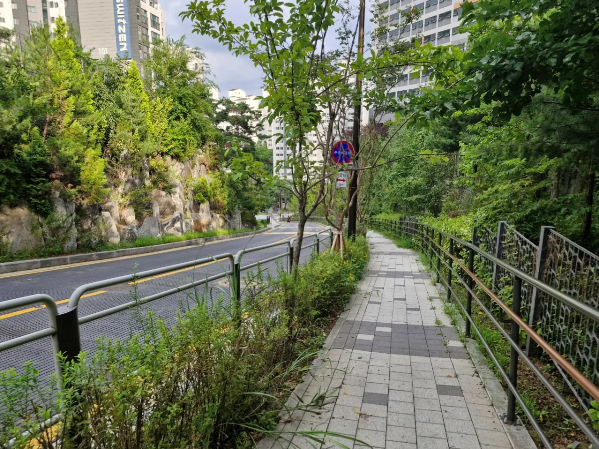 사람이-잘다니지-않는듯한-내리막길-보도블럭