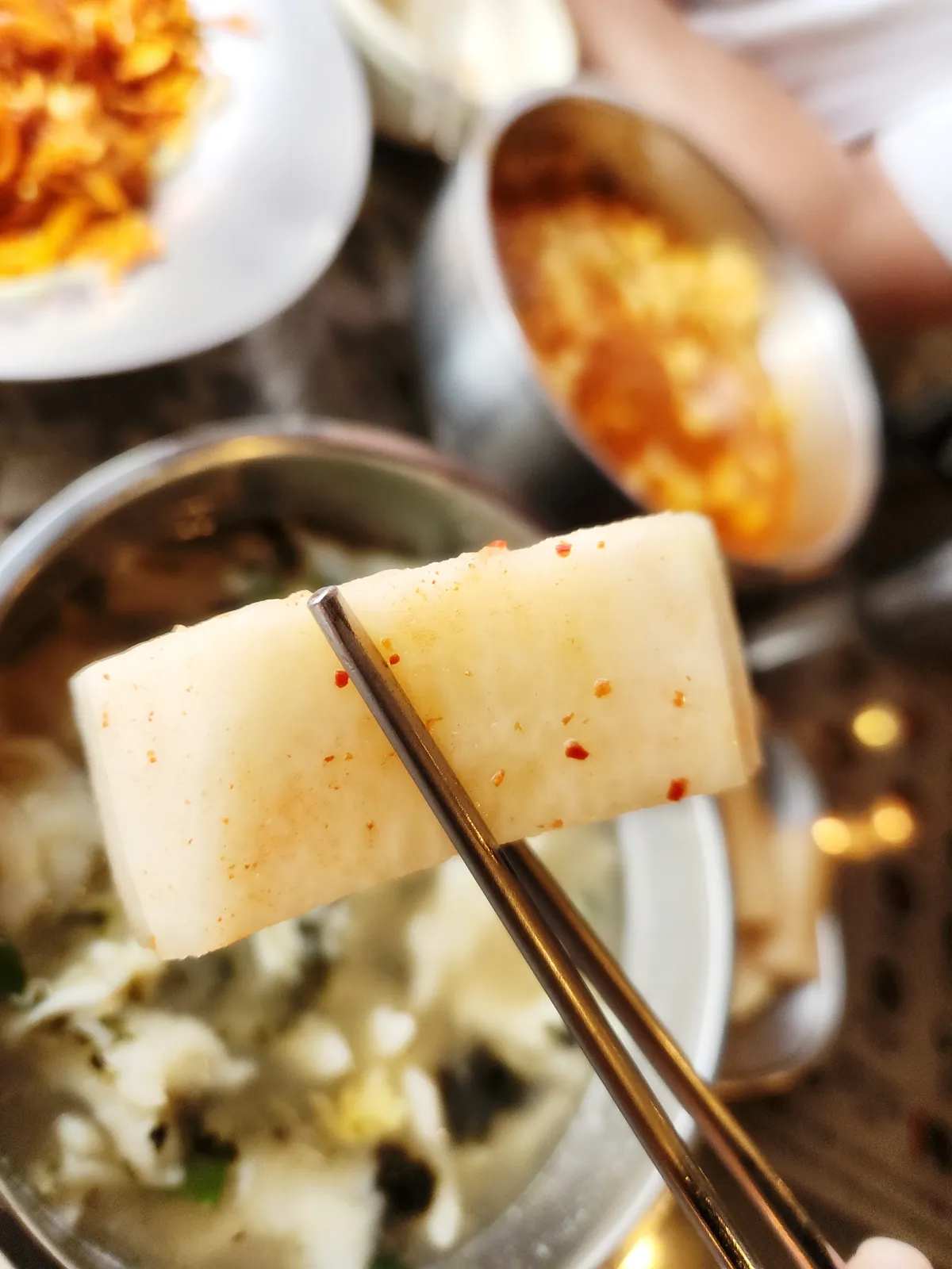 초이수제비-깍두기-클로즈업