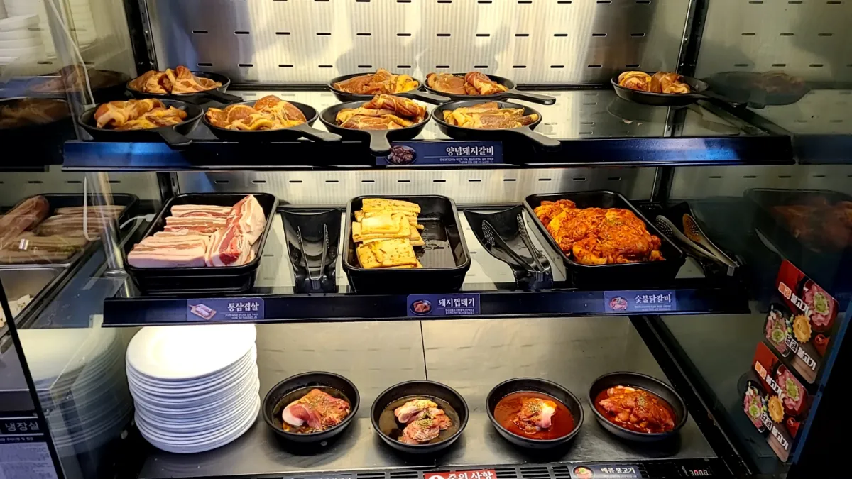 명륜진사갈비-고기가-종류별로-세팅되어있다.-돼지갈비-통삼겹-돼지껍데기-숯불닭갈비