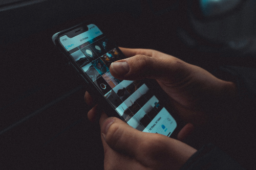 갤러리에 저장된 사진 파일들이 나와있는 핸드폰 화면. 출처 : Unsplash