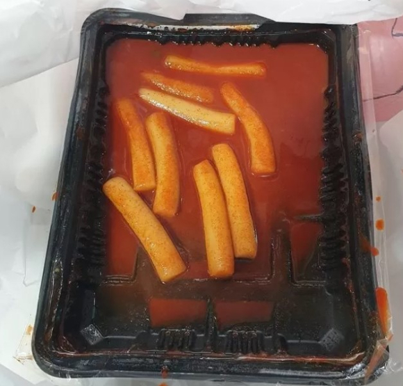 단순히 너무 맵다는 이유로 손님으로부터 떡볶이 환불을 요구받았다는 사장의 하소연이 전해졌다. 사진은 해당 사장이 손님으로부터 환불을 요구받은 떡볶이. [사진=네이버 카페 '아프니까 사장이다' 캡처]