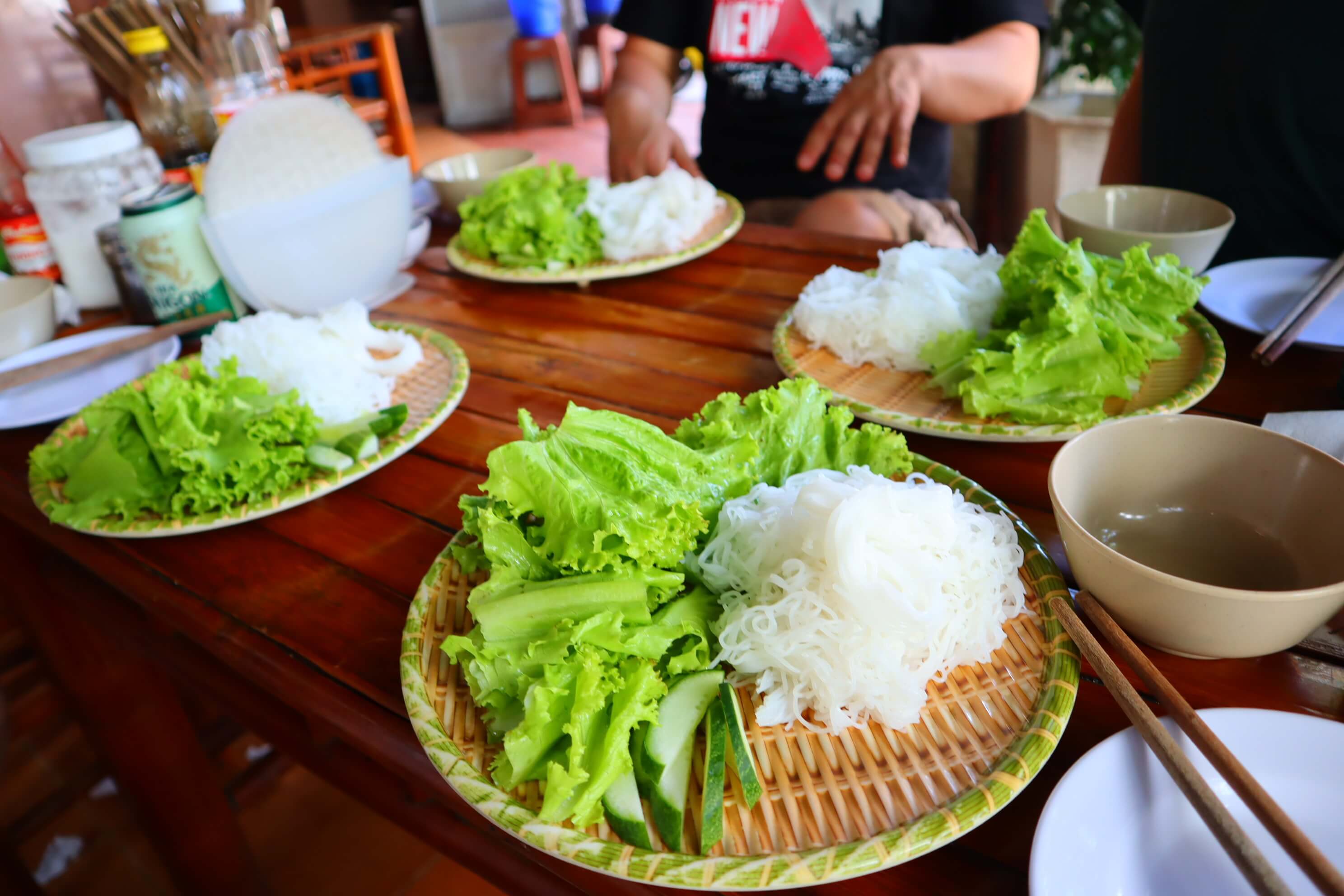 나무접시에-상추와-오이-살국수가-올라가있다