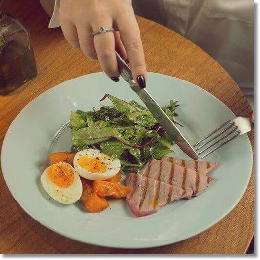 BCAA 많은 음식 고기와 계란 샐러드 먹는 여성