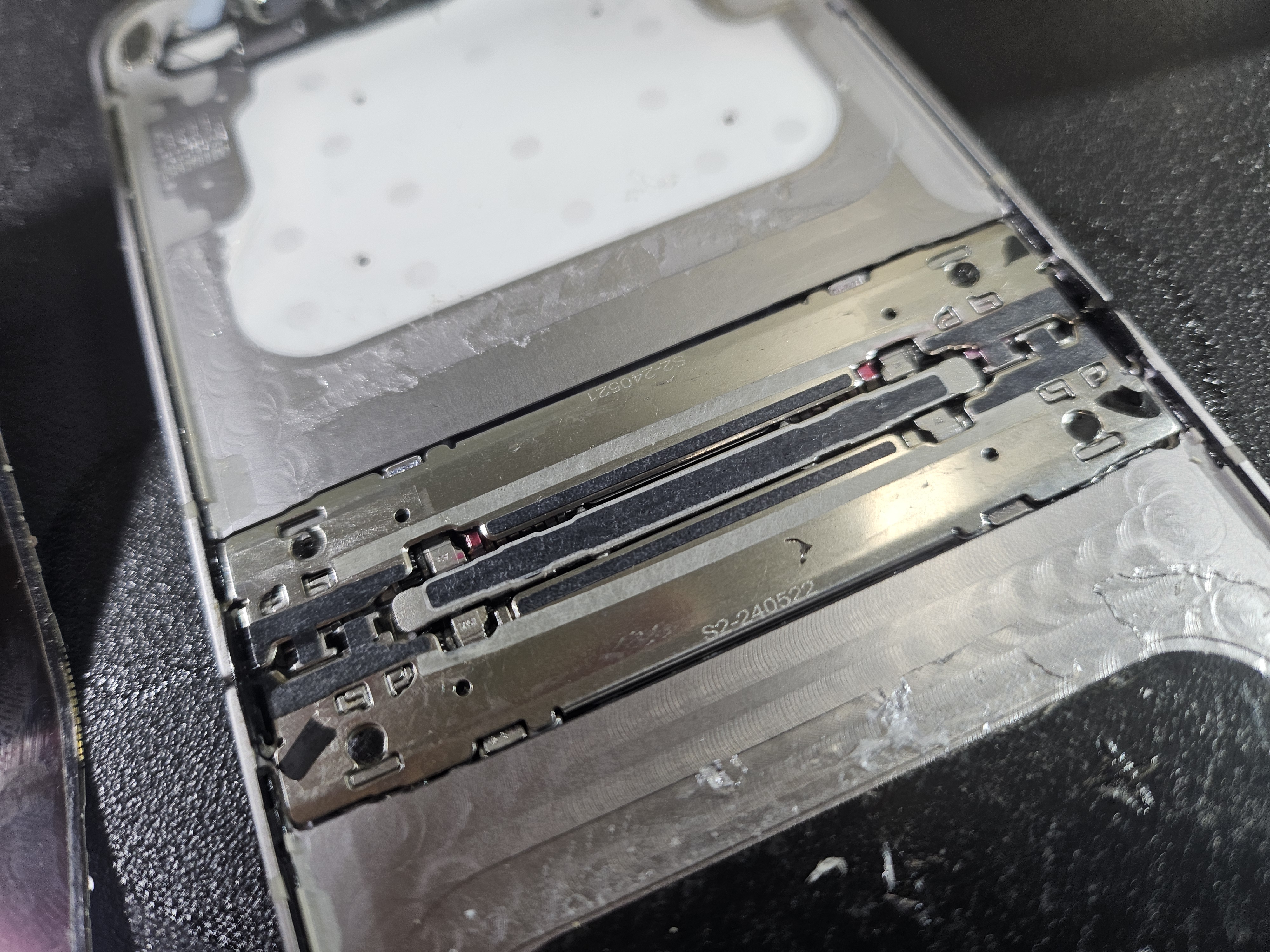 Z플립6 케이블 교체를 하기 위한 내부 분해모습 과정