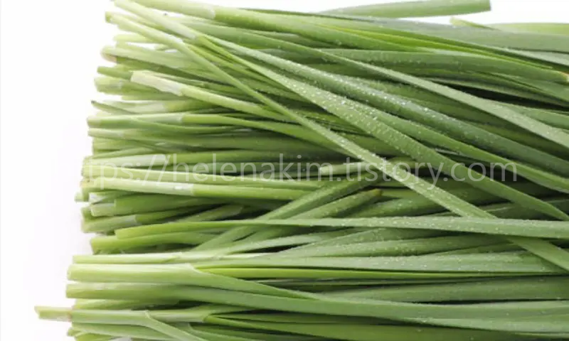 싱싱한 부추가 놓여 있는 이미지.