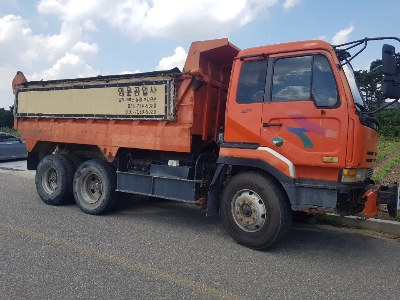 골재를 운반하는 15톤 덤프