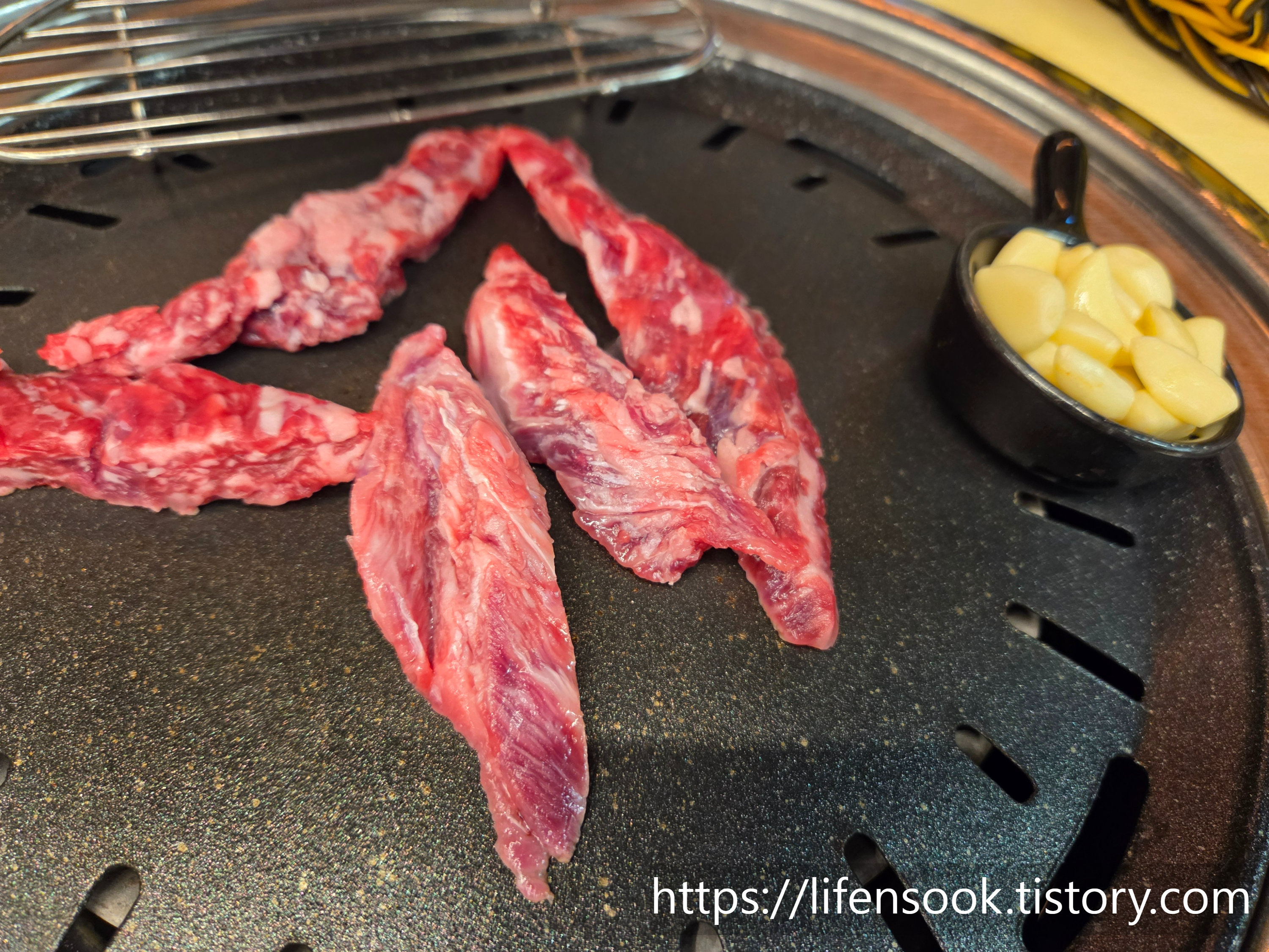 마장먹자골목 타운 2층 호남집 불판 위 소고기 1