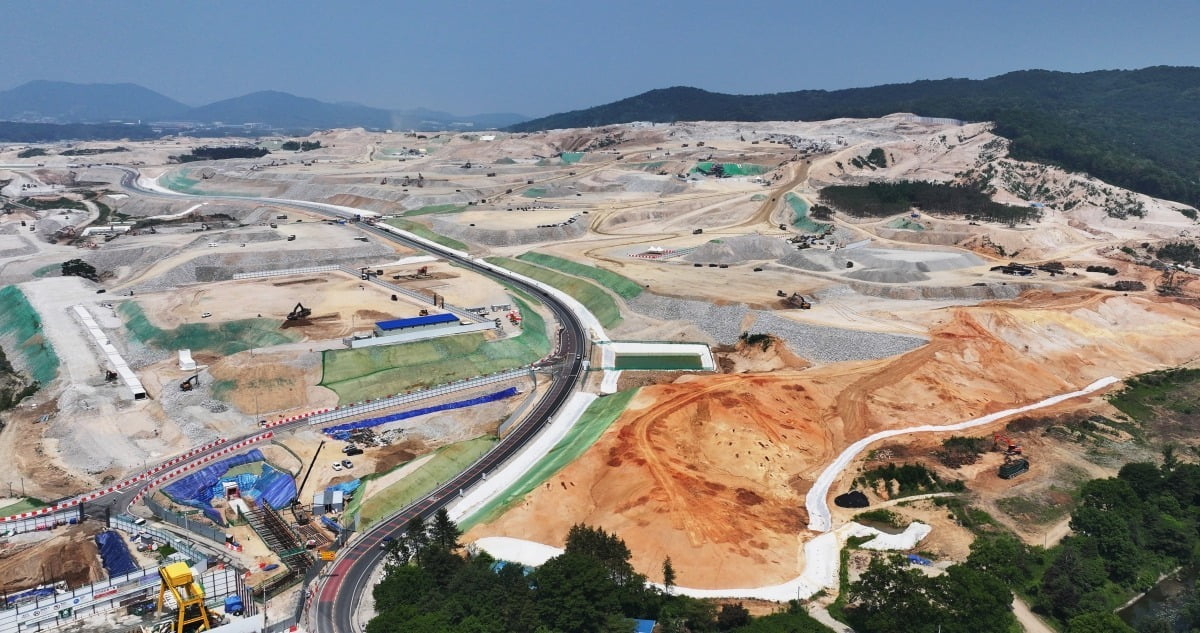 SK하이닉스 반도체 클러스터 부지 조성 공사가 진행되고 있는 경기 용인 원삼면 일대.