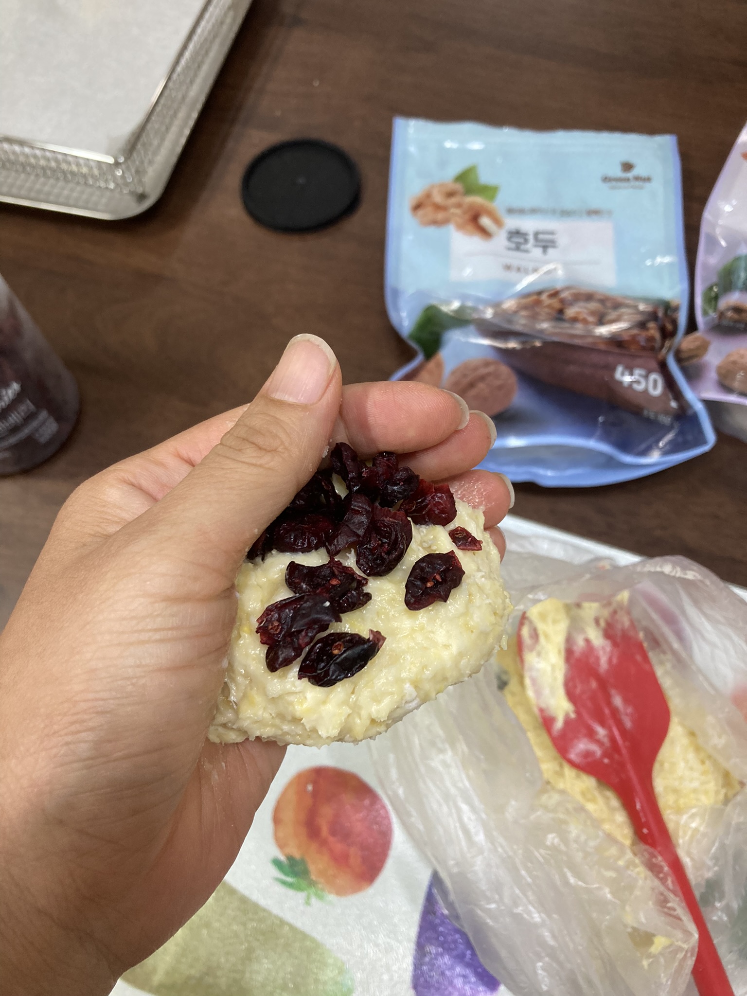 크랜베리 토핑을 올린 스콘 반죽
