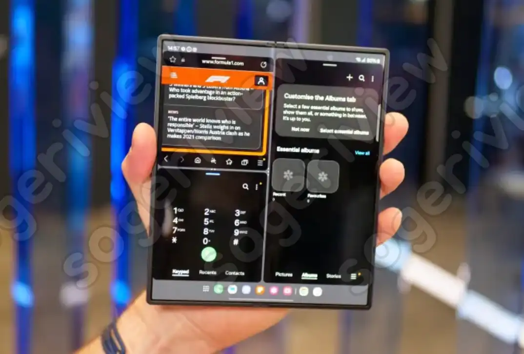 열린 삼성 갤럭시 Z 폴드 6을 들고 있는 사람, 화면을 보여줌
