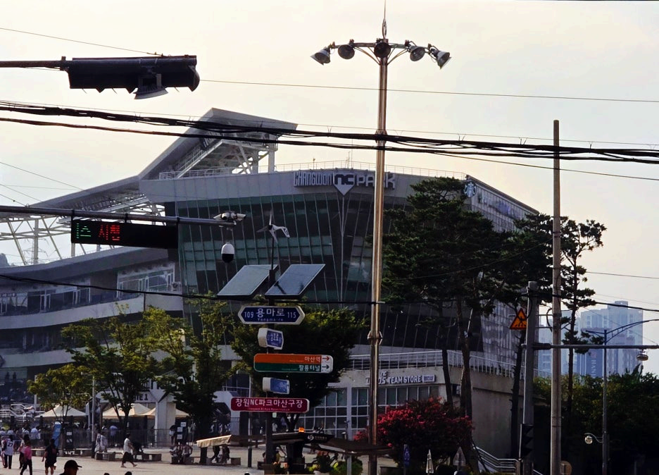 창원 NC 파크 바깥에서 본 외야 관중석