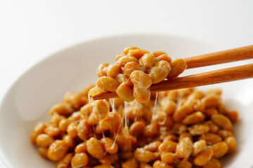 낫또 효능과 성분, 콩을 삶아 낫토균으로 발효 숙성시켜 만든 발효 콩 식품이다.